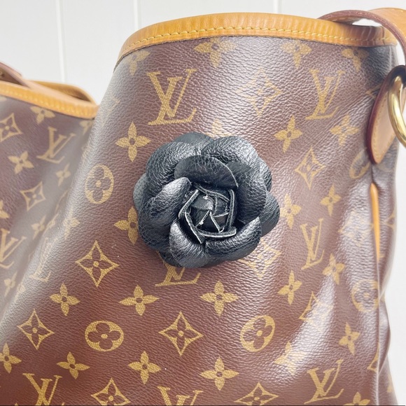 Camellia Flower Vegan Leather Magnetic Bag Charm - Picture 2 of 9